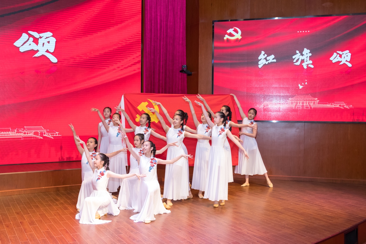 晋元附属学校华童舞蹈团表演舞蹈《红旗颂》