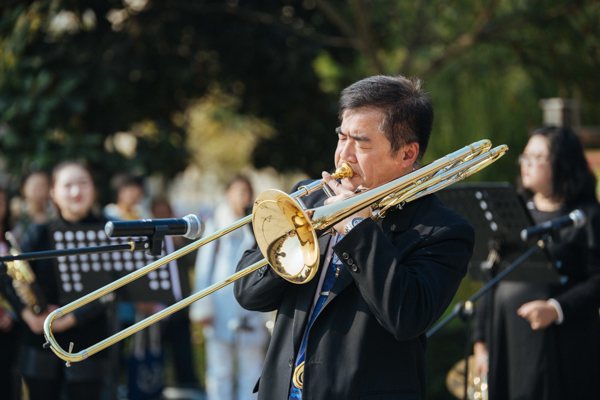 师鲁嘉老师还现场也为大家表演了长号独奏